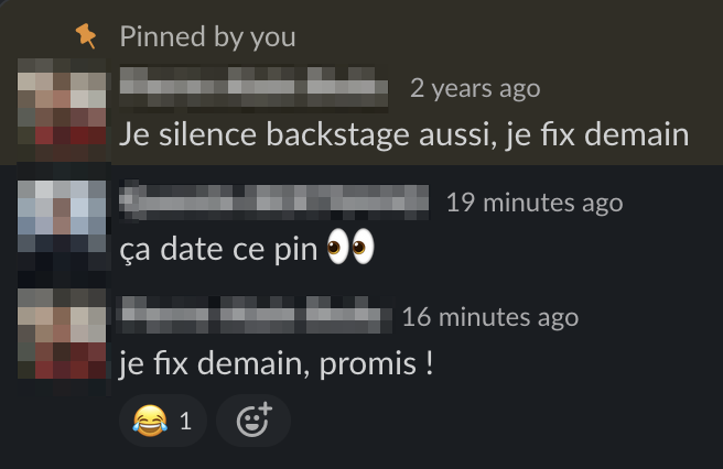 Screenshot montrant un échange de message slack : une personne notifie qu’un de ses collègues a indiqué dans un message épinglé il y a un an que cela n’était pas encore fait. Et l'individu rajouta « Demain promis »