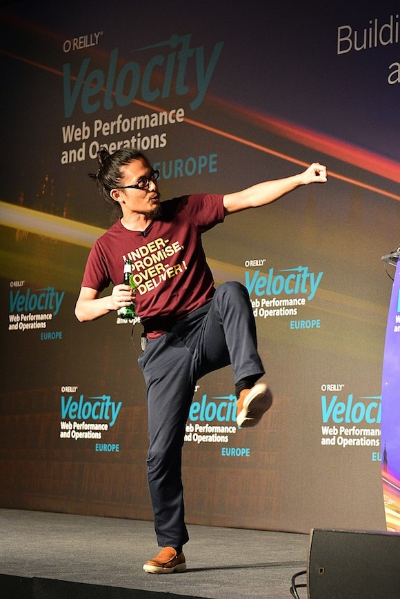 Makoto Inoue, de l'énergie, de la danse, et de la bière ! (Source: https://royal.pingdom.com/2012/10/02/velocity-europe-1/ )