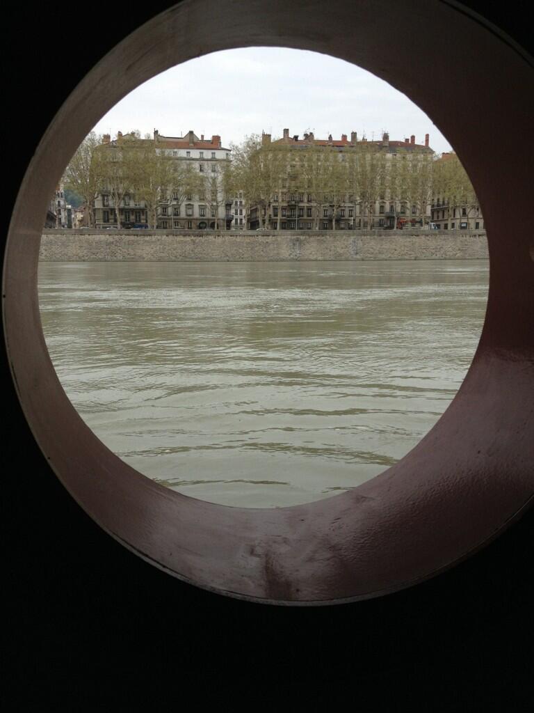 La vue de la salle de conférence (Crédit : https://twitter.com/frescosecco/status/326302218515017729/photo/1 )